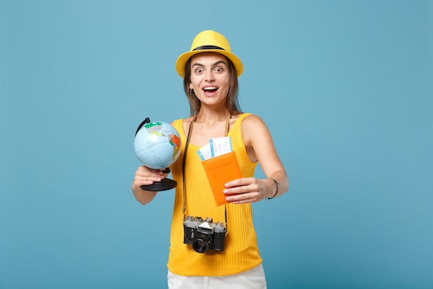 노란색 여름 캐주얼 옷과 모자 파란색에 글로브 티켓을 들고 여행자 여자
