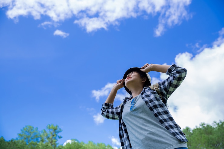 無料Photo 旅行者、若い女性は、素晴らしい山と森、放浪癖のある旅行のアイデア、メッセージのためのスペース、素晴らしい雰囲気の瞬間を見ます。