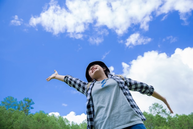 旅行者、若い女性、素晴らしい山と森、放浪癖のある旅行のアイデア、