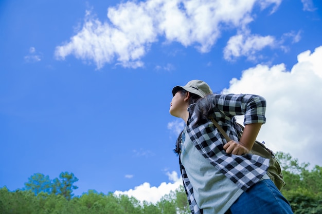 旅行者、若い女性、素晴らしい山と森、放浪癖のある旅行のアイデア、