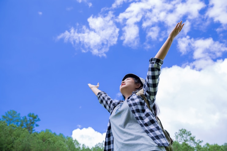無料Photo 旅行者、若い女性、素晴らしい山と森、放浪癖のある旅行のアイデア、