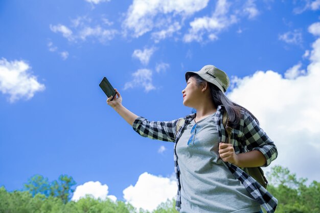 旅行者、若い女性、素晴らしい山と森、放浪癖のある旅行のアイデア、