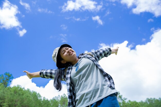 旅行者、若い女性、素晴らしい山と森、放浪癖のある旅行のアイデア、