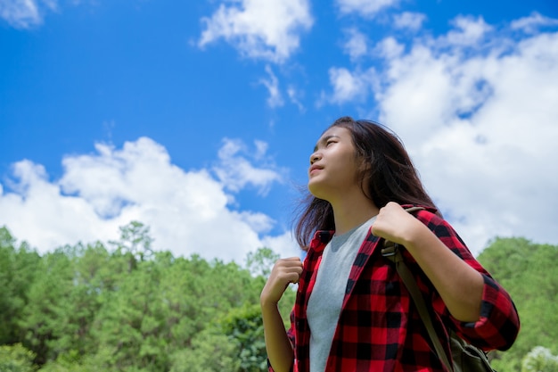 旅行者、若い女性、素晴らしい山と森、放浪癖のある旅行のアイデア、