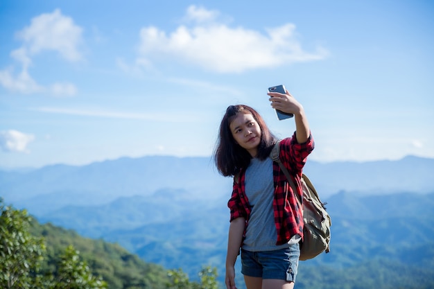 Viaggiatori, giovani donne, guardano le meravigliose montagne e foreste, idee di viaggio per la voglia di viaggiare,