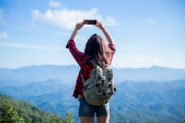 旅行者、若い女性、素晴らしい山と森、放浪癖のある旅行のアイデア、