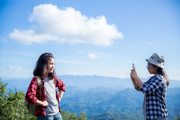 旅行者、若い女性、素晴らしい山と森、放浪癖のある旅行のアイデア、