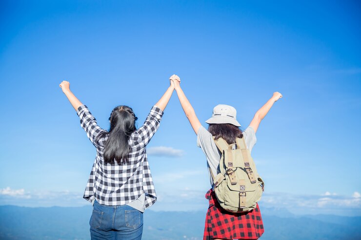 無料Photo 旅行者、若い女性、素晴らしい山と森、放浪癖のある旅行のアイデア、