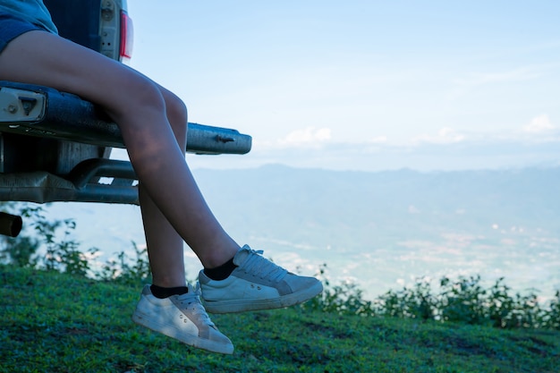 無料写真 旅行者、若い女性、素晴らしい山と森、放浪癖のある旅行のアイデア、