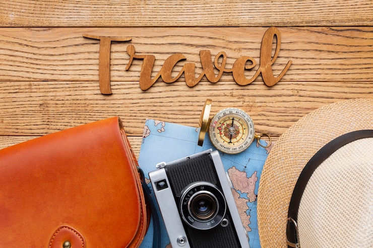 無料Photo ビューの上の木製の背景の旅行アイテム