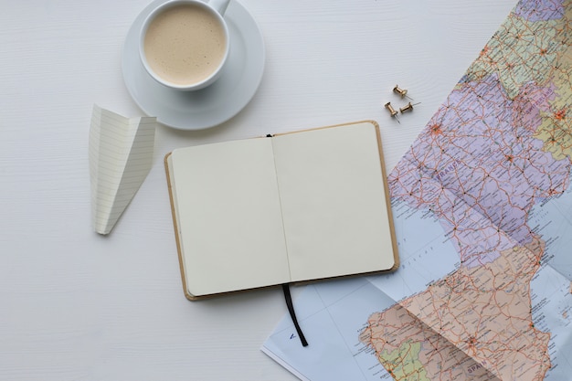 旅行マップ、日記、コーヒーカップ