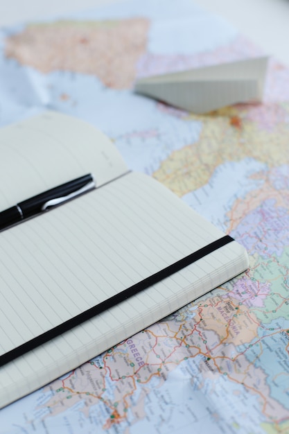 旅行地図、紙飛行機、日記