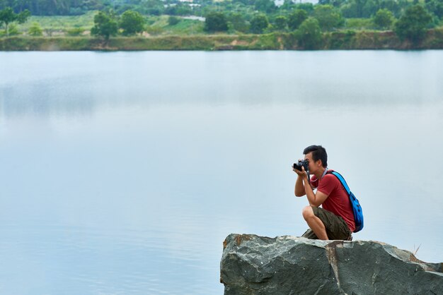 Путешествующий фотограф в природном ландшафте