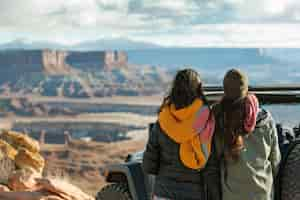 Foto gratuita viaggiare con un'auto fuoristrada