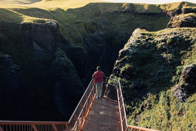 여행자는 아이슬란드의 거친 풍경을 탐험합니다