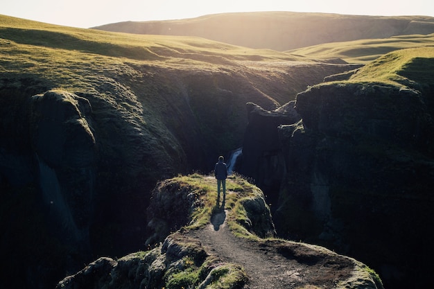 여행자는 아이슬란드의 거친 풍경을 탐험합니다