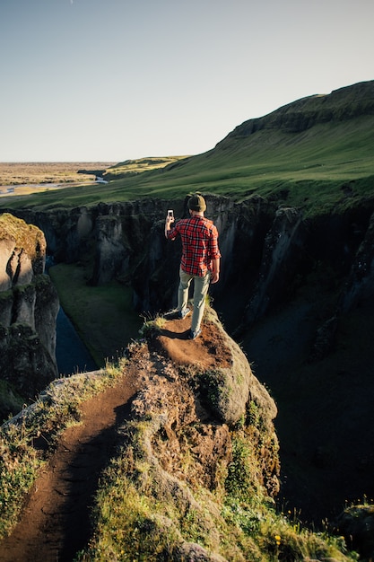 旅行者はアイスランドの険しい風景を探索します