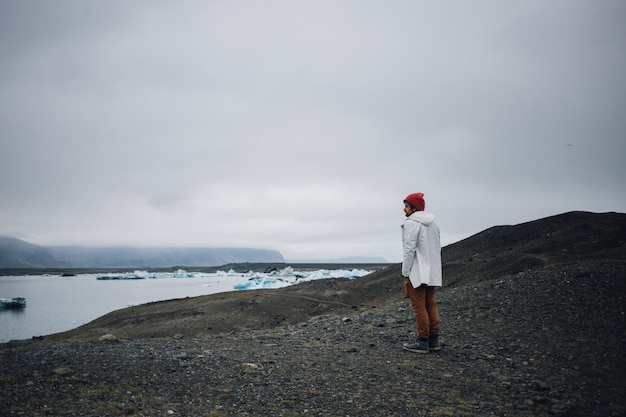 旅行者はアイスランドの険しい風景を探索します