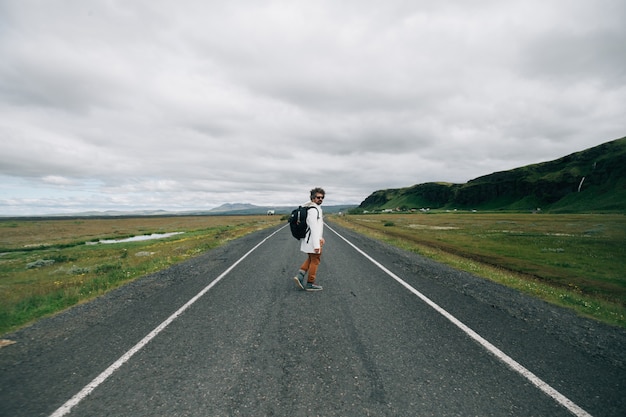 배낭 여행자 남자 아이슬란드 탐험