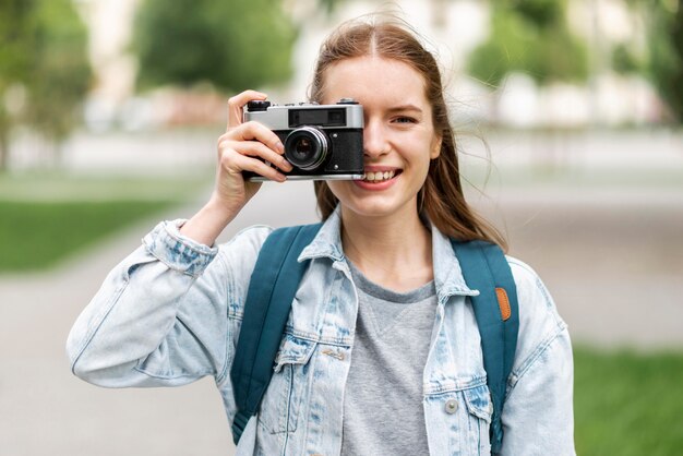 レトロなカメラで写真を撮る旅行者