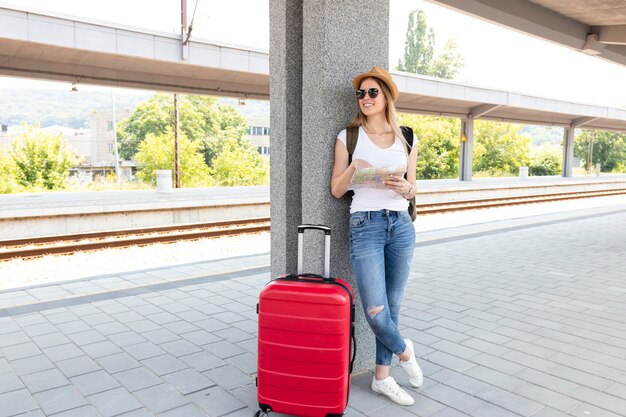 彼女の荷物を持って駅で旅行者