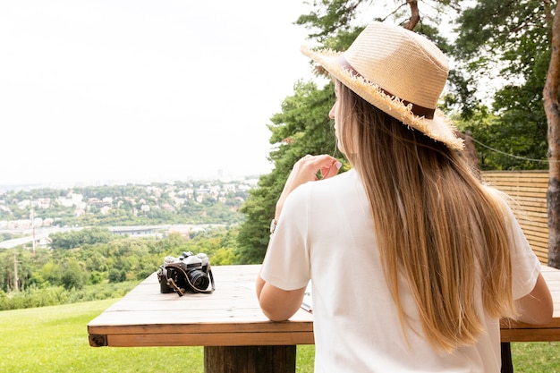 Viaggiatore guardando il paesaggio da dietro