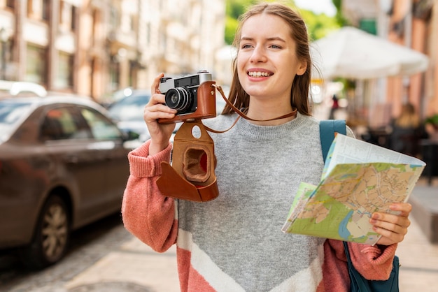 Viaggiare in città e scattare foto