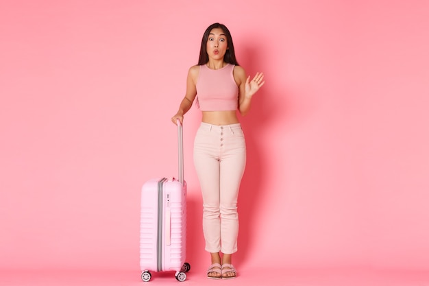 Путешествие, праздники и концепция отпуска. Глупая и милая азиатская девушка в летней одежде встречает подруг в аэропорту