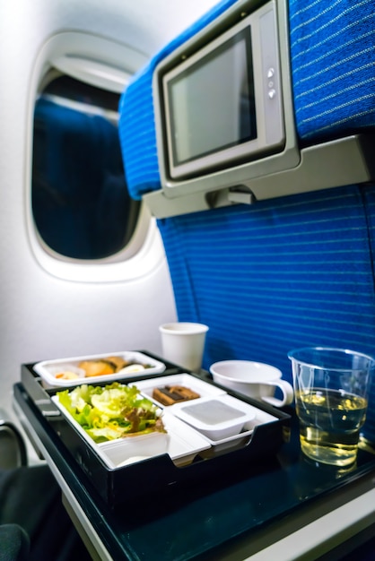 Foto gratuita vassoio di cibo in aereo.