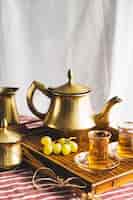 Бесплатное фото Поднос мавританский чай с виноградом