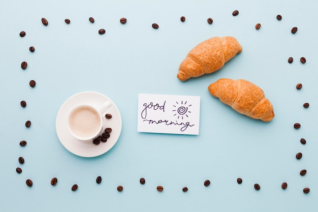 Foto gratuita vassoio a forma di chicchi di caffè con colazione