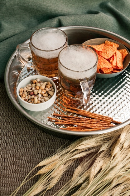 Vassoio con bicchieri di birra e snack