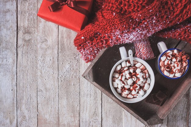 Free photo tray with cups with marshmallows