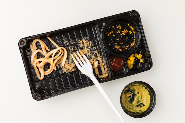 Free photo tray with leftover fast food pasta