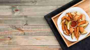 Free photo tray with roasted chicken and potatoes