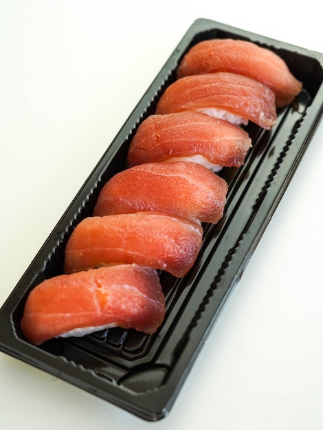 Поднос с шестью кусочками суши tuna nigiris Premium Фотографии