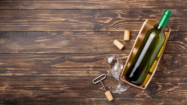 Поднос с бутылкой вина и пробками рядом