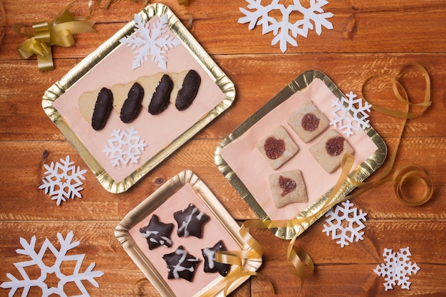 Free photo trays with delicious cookies on table