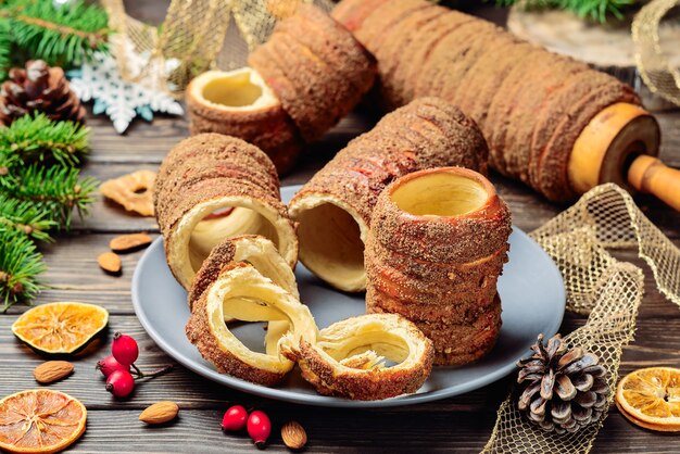 Trdelnikは 砂糖 シナモン バニラを使った唾と木炭の生地で焼いた珍味です クリスマスのお菓子 屋台の食べ物 チェコ料理とモラヴィア料理 プレミアム写真