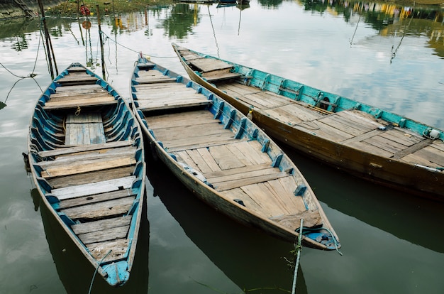 ホイアン、ベトナムの川沿いの木造船