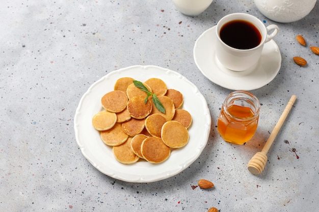 Cibo alla moda - cereali mini pancake. mucchio di frittelle di cereali