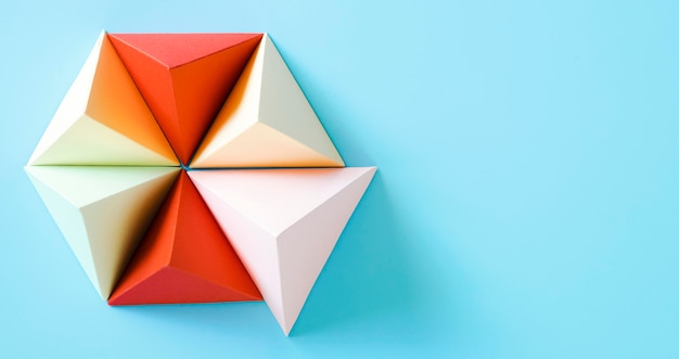 Foto gratuita triangolo origami a forma di carta con copia-spazio