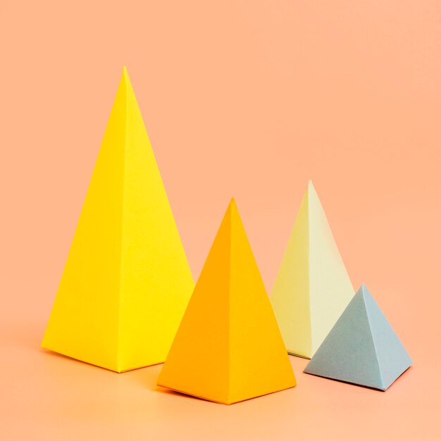 机の上の三角形の紙コレクション