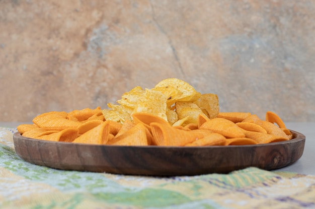 Free photo triangle shaped chips on wooden plate