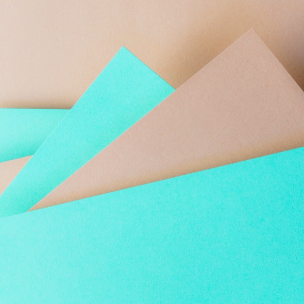 バナーの三角形のターコイズブルーと茶色の紙の背景
