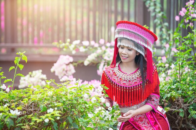 племенной красивая женщина в красном традиционном наряде в парке