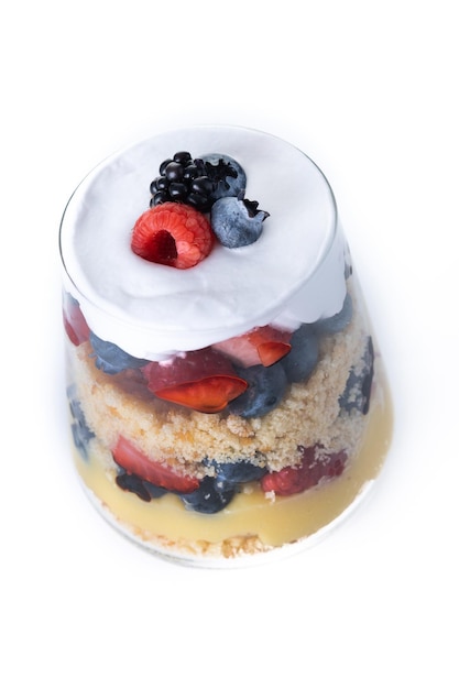 Бесплатное фото Мелкий десерт с ягодами и сливками на белом фоне