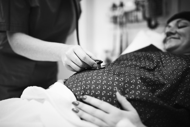 Foto gratuita una donna incinta di un trimestre si fa fare un controllo