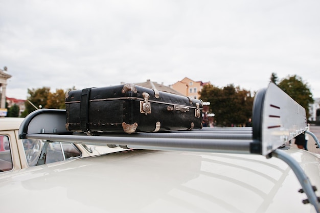 Free photo trip with car packed with luggage on top of the roof