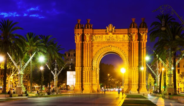триумфальная арка в ночное время. Барселона